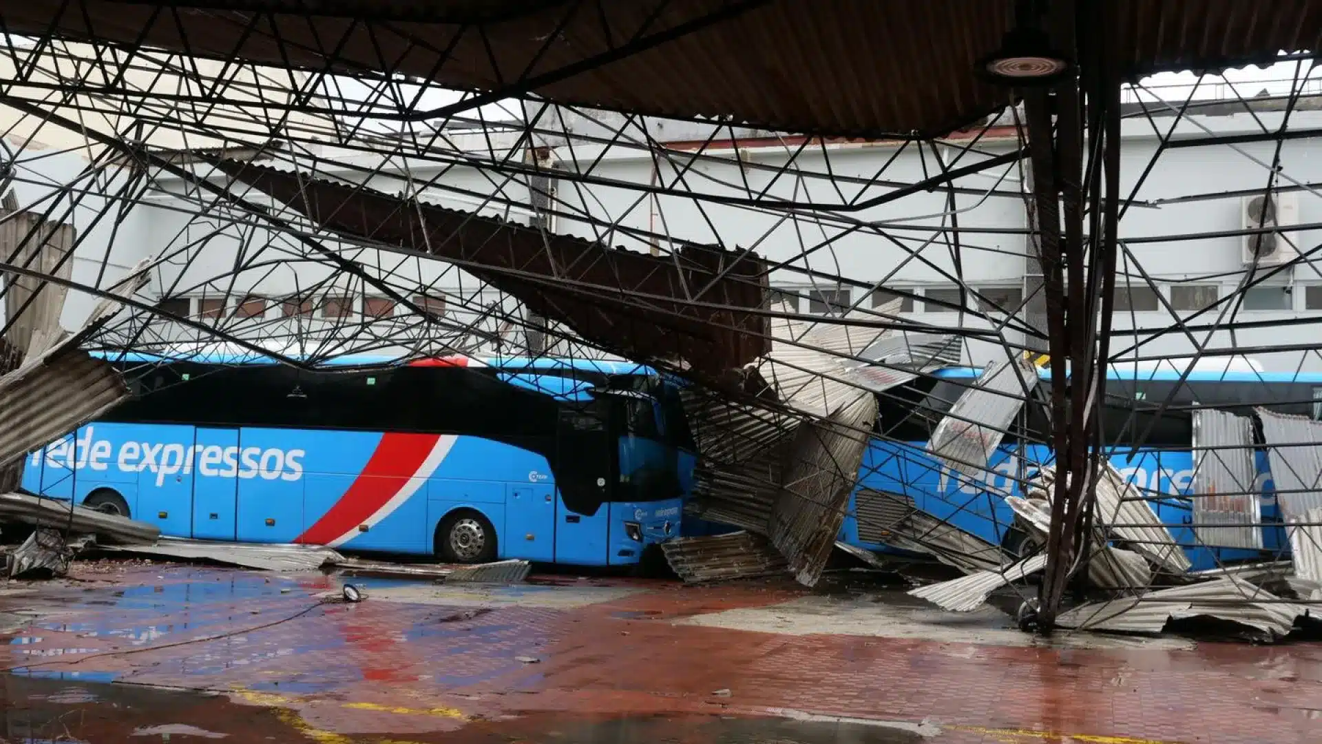 AU MINUTE : Plus de 2 000 incidents ; Des milliers injoignables (et sans lumière)