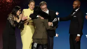 "Batalha Atrás de Batalha" remporte le prix du Meilleur Film aux Critics Choice Awards.