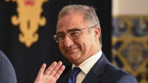 Bolieiro loue la suspension des modifications de la subvention de mobilité.