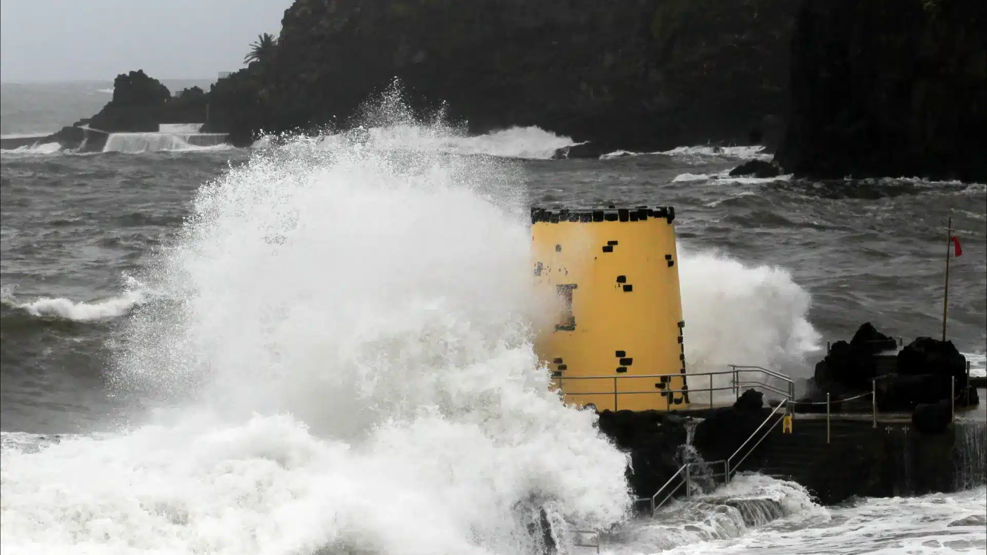 Capitainerie de Funchal prolonge l'avis de forte agitation maritime jusqu'à demain.