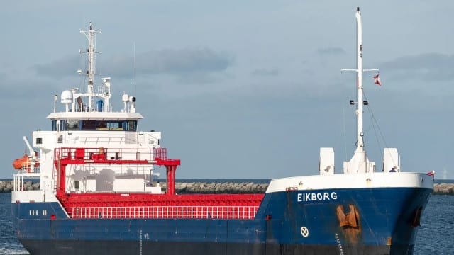 Cargaison à la dérive à Figueira depuis 24 heures. Mauvais temps complique le remorquage.