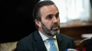 Carlos Cortes critique une lecture simpliste sur les accouchements hors de l'hôpital.