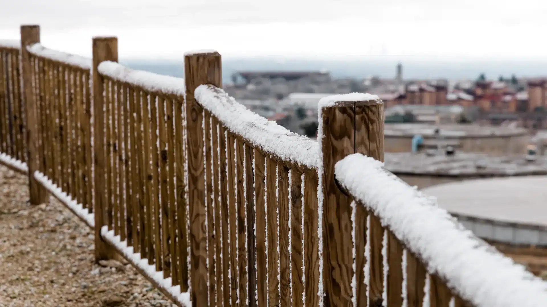 Chute de neige coupe la route municipale entre Cinfães et Castro Daire
