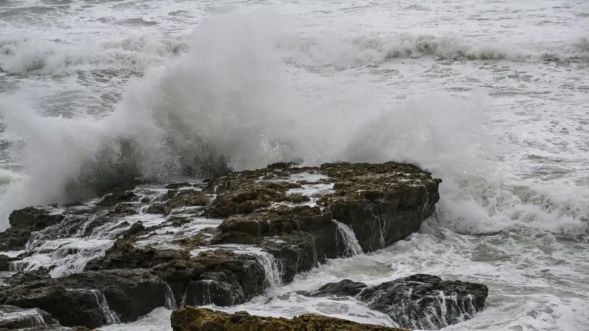 Côte ouest sous alerte rouge en raison d'une agitation maritime samedi.