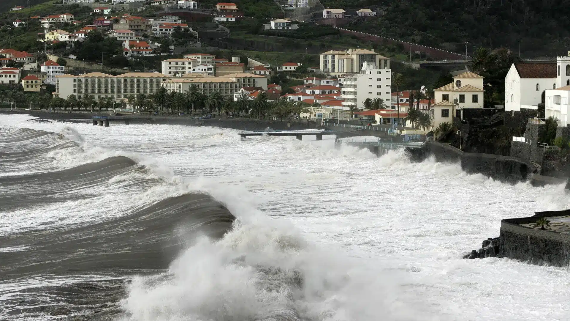 Dépression Francis. Madère reste sous avertissements de mauvais temps jusqu'à samedi.