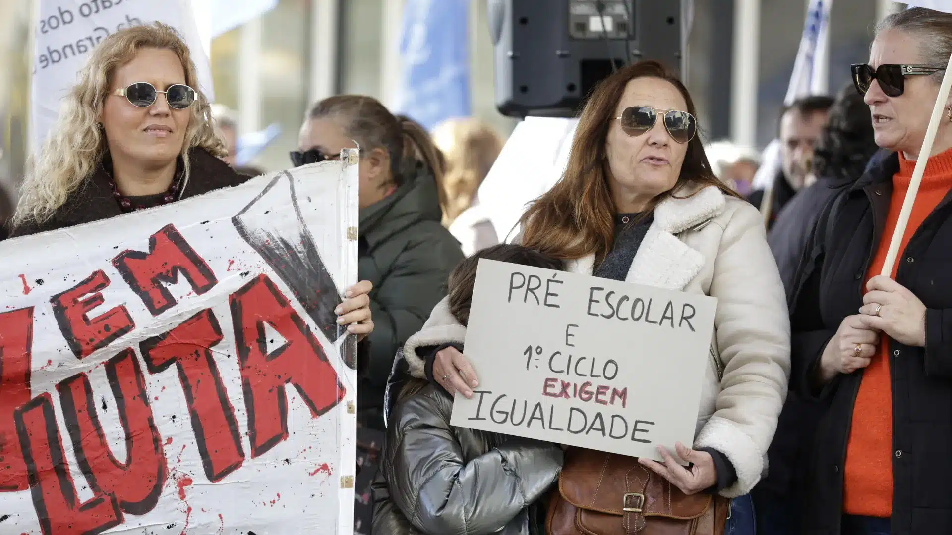 Des dizaines de professeurs et d'éducateurs protestent pour moins de charge horaire.