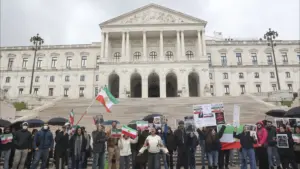 Des dizaines soutiennent à Lisbonne les manifestations à Téhéran et demandent la liberté.