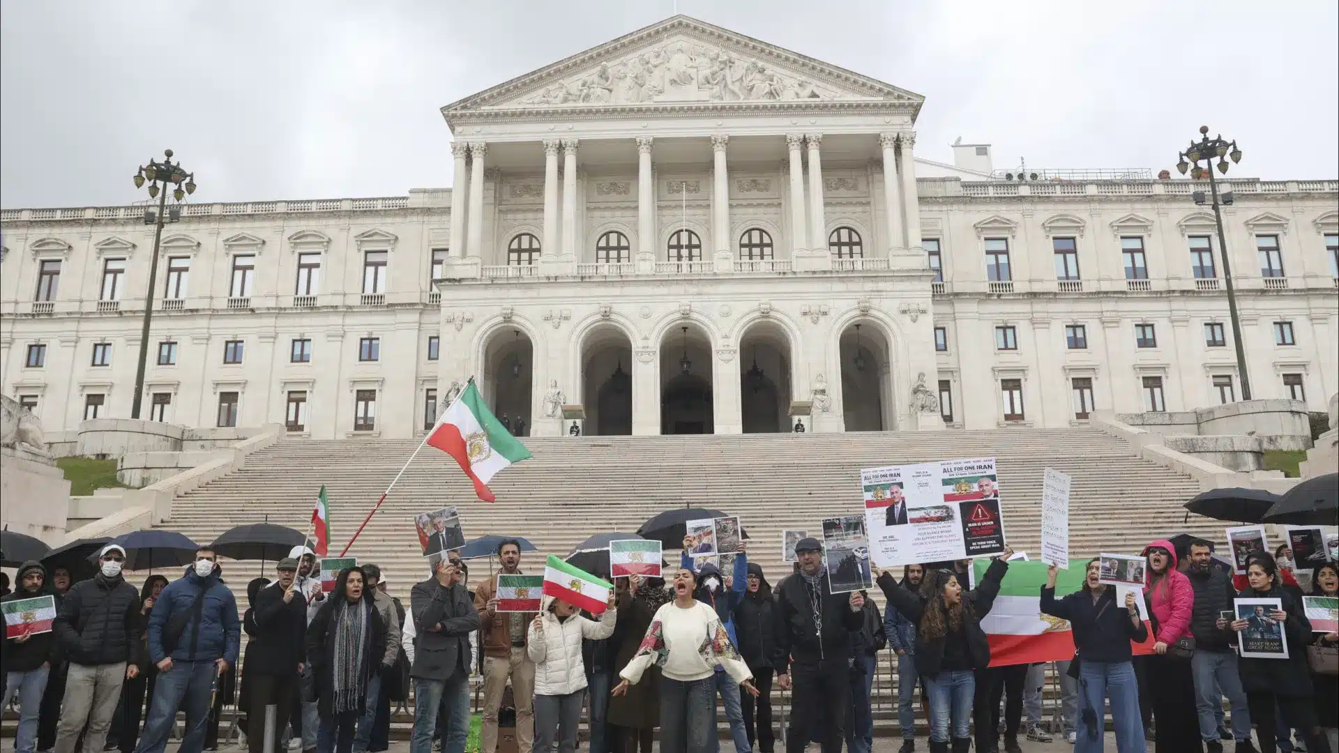 Des dizaines soutiennent à Lisbonne les manifestations à Téhéran et demandent la liberté.