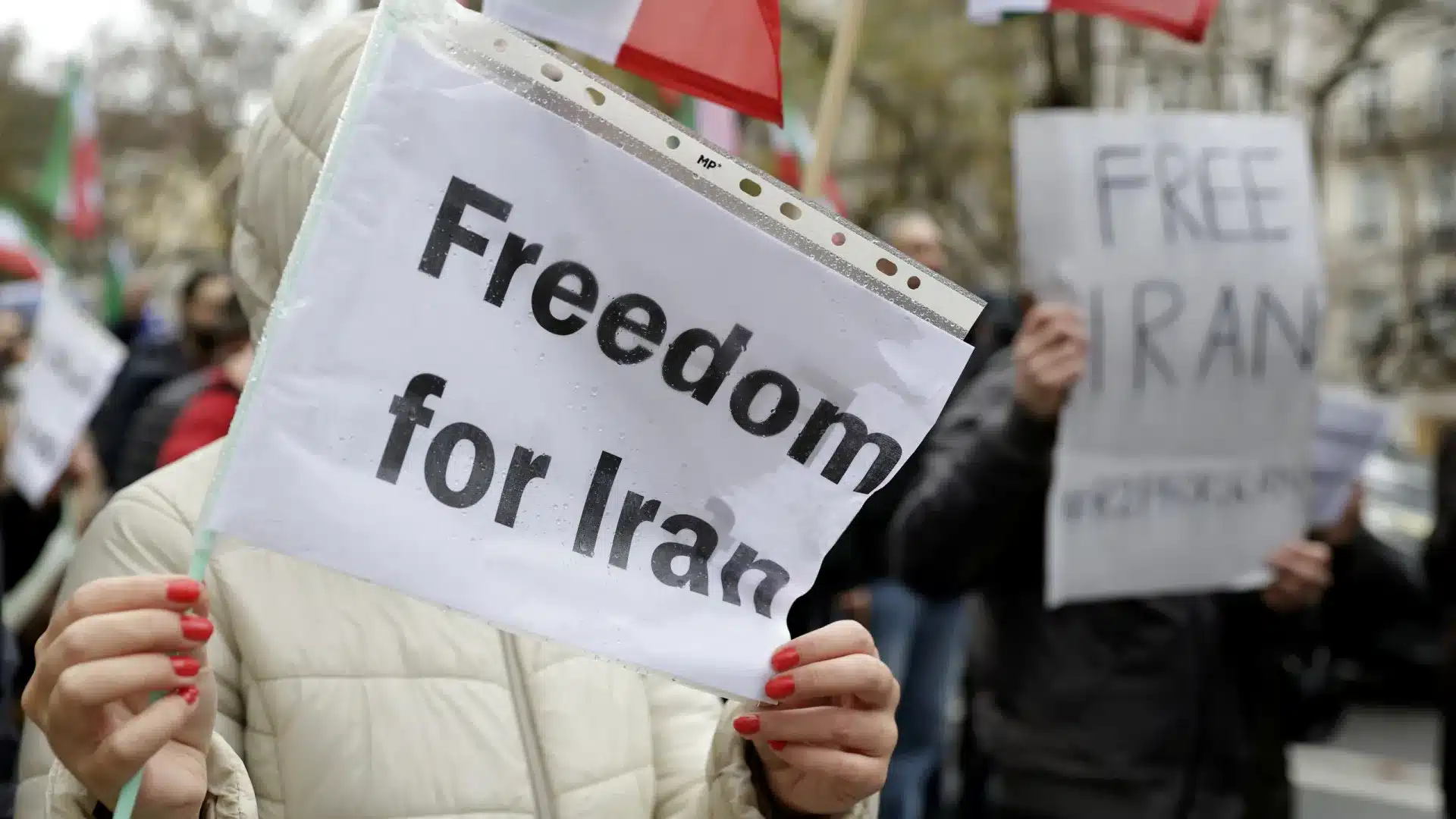 Des manifestants à Lisbonne demandent une intervention internationale en Iran.