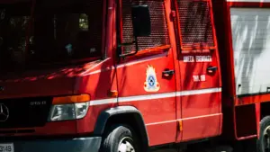 Des pompiers de plusieurs forces se dirigent vers les zones les plus touchées.