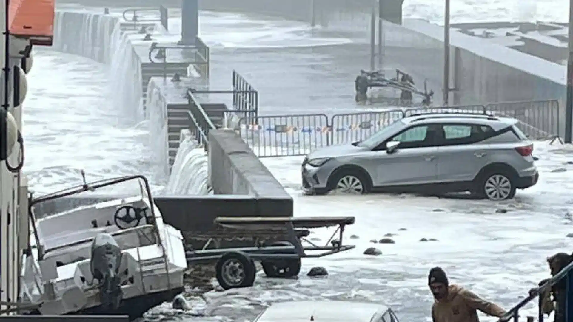 Des vidéos montrent la force des vagues à Madère. La mer a causé des dégâts