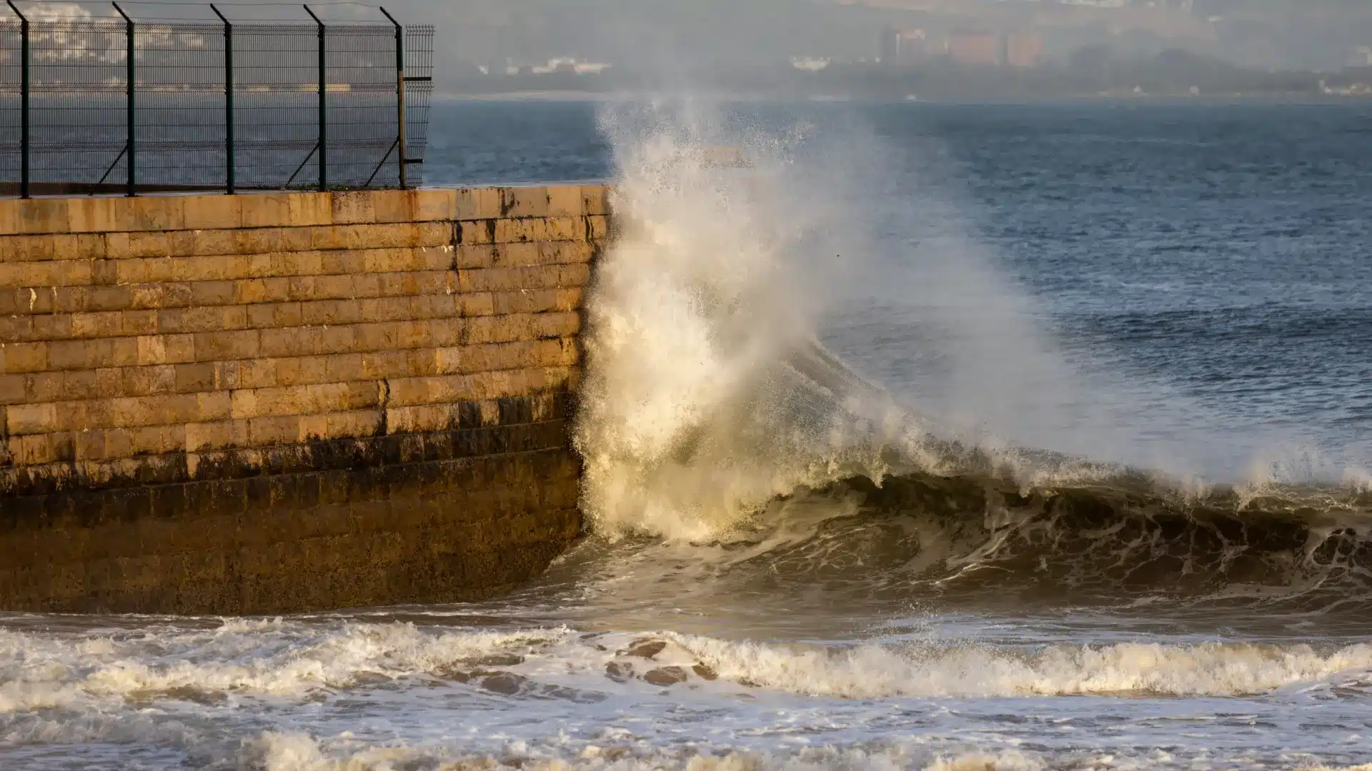Dix districts en alerte jaune ce samedi en raison de l'agitation maritime.