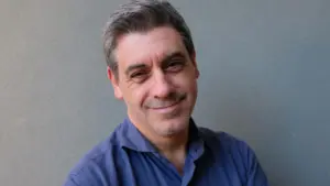 Écrivain et journaliste éloigné du festival littéraire par ordre du maire.