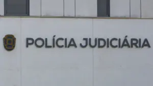 Équipage de semi-submersible avec cocaïne placé en détention provisoire