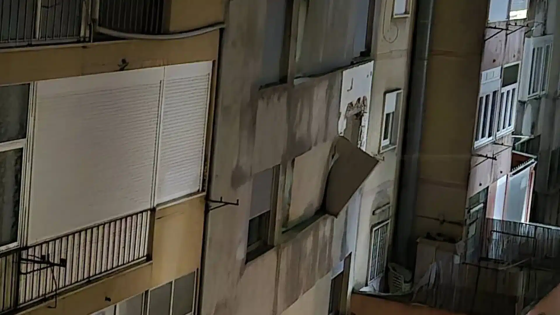 Explosion dans un immeuble en construction à Algés endommage des véhicules et des résidences.