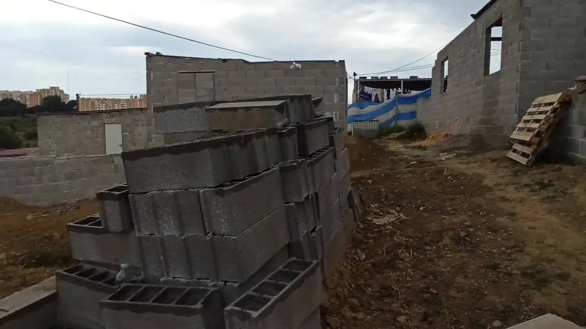 Famille sans domicile dans le quartier de Penajoia doit payer une chambre à partir d'aujourd'hui.