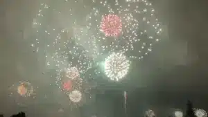 Feux d'artifice illuminent Funchal pendant 8 minutes au Nouvel An. Voir