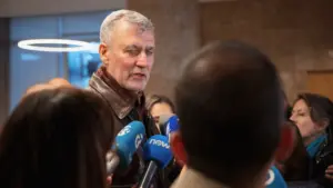 Gouveia e Melo reçoit un cavaquinho et répète un chant contre les sondages