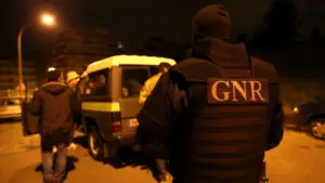 Homme et femme arrêtés pour vol de véhicules. Le suspect n'avait pas de permis.