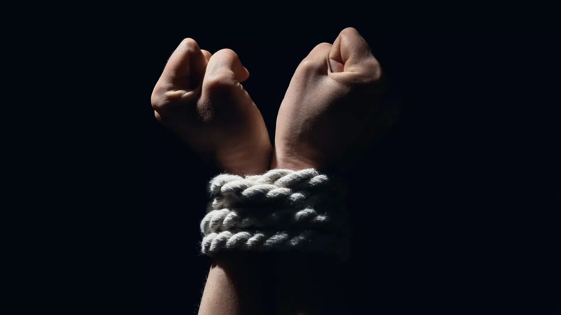 Homme retrouvé attaché à Lamego. Il serait soupçonné d'avoir jeté de l'acide à ex