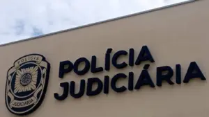 Homme trouvé mort dans un hébergement local d'Albufeira. PJ enquête