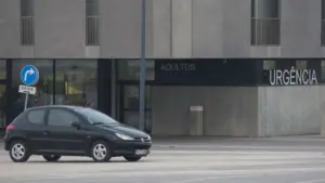 Hôpital de Figueira da Foz avec des vitres brisées et des services limités