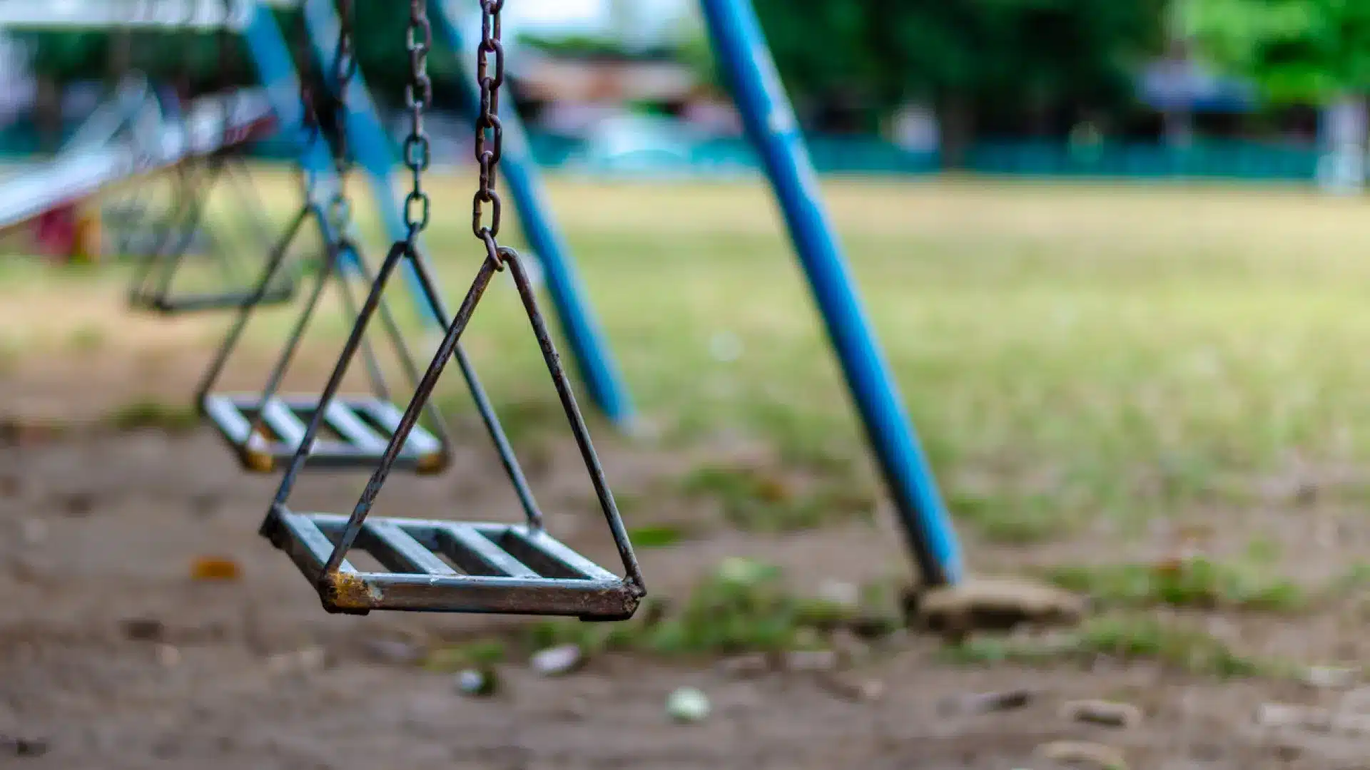 Il a promis de prendre soin de la fille pendant que les parents étaient à l'hôpital. Il l'a violée.