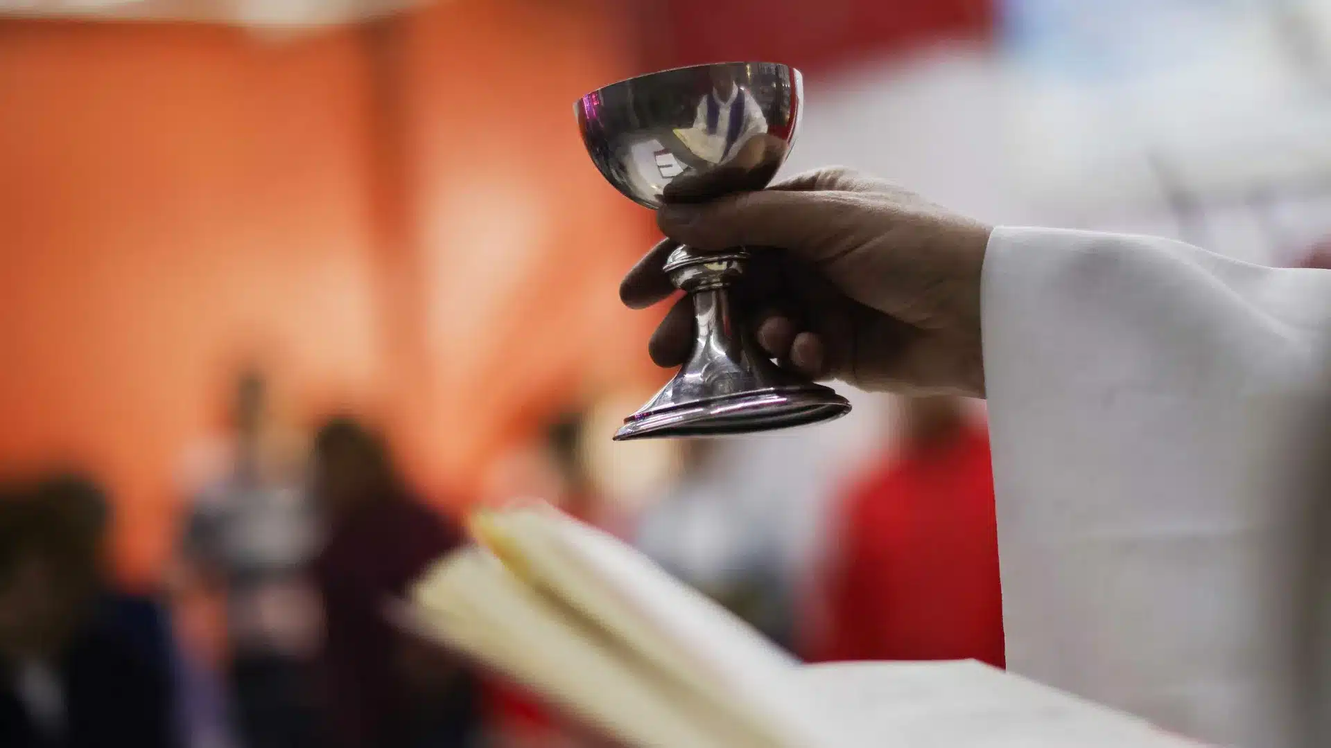 "Il n'a pas été ordonné prêtre de l'Église catholique." Le diocèse d'Aveiro lance une alerte.