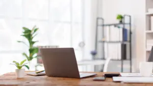 Il ne s'est pas rendu au travail à cause du mauvais temps ? Découvrez si l'absence est payée.