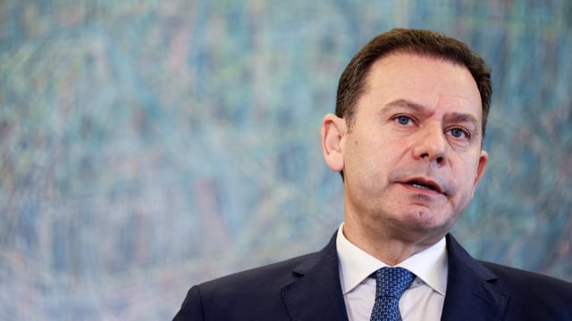 "Il y a des courses aux stations-service et aux pompes". Point de situation dans l'œil de la tempête.