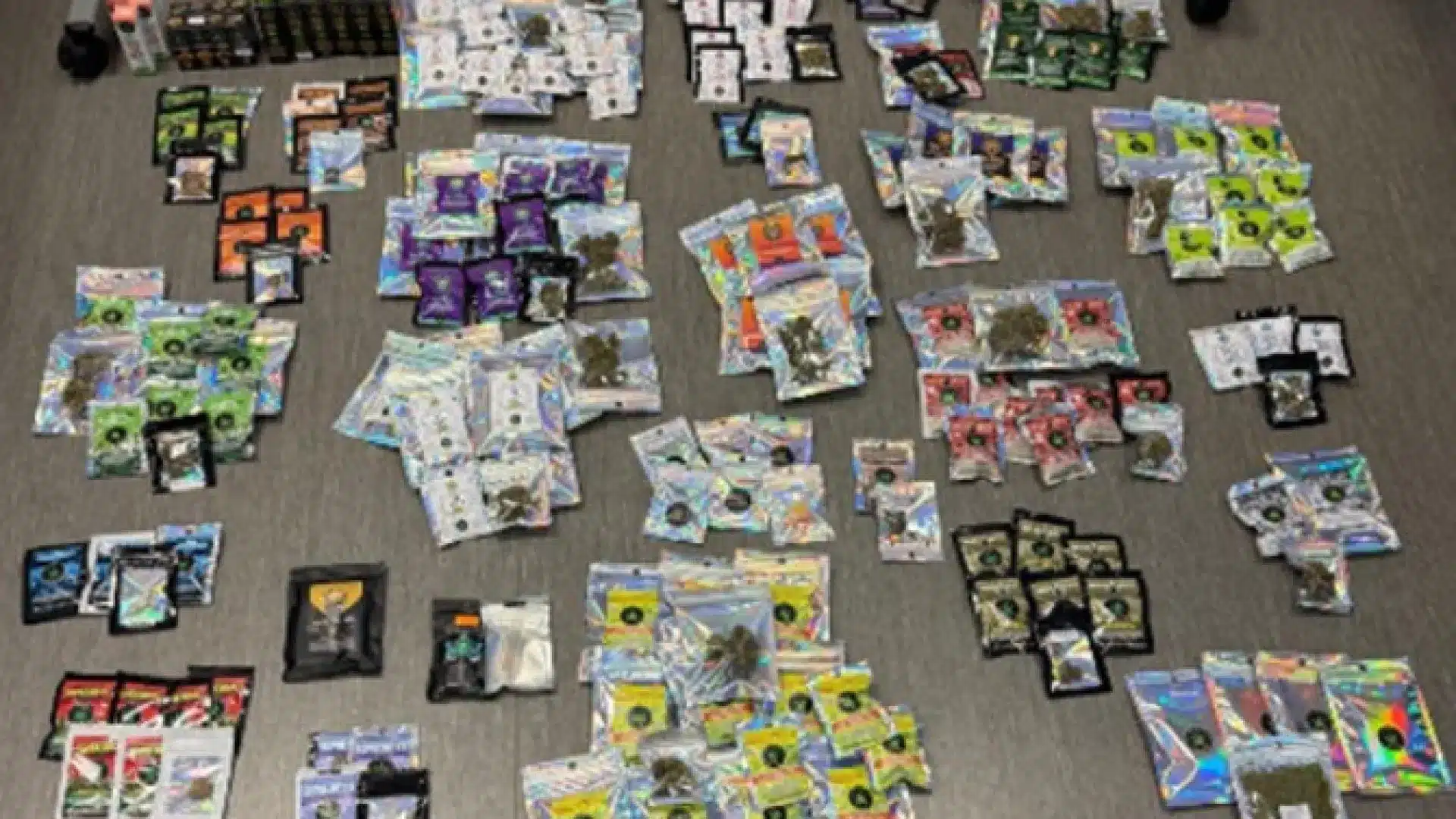 Importait de la drogue pour la vendre dans des magasins à Almada. Il a été arrêté par la PJ.