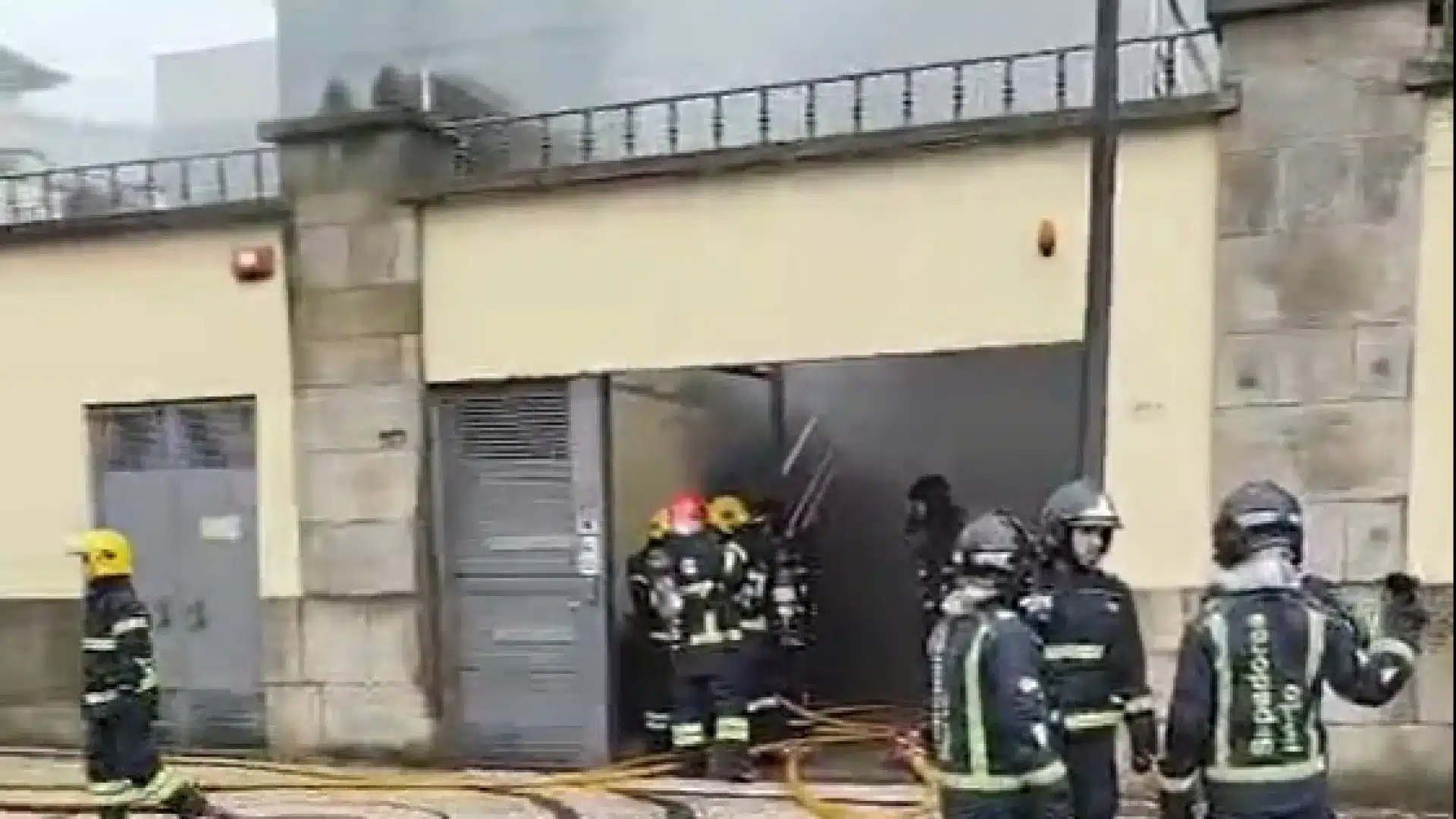 Incendie dans un garage à Porto endommage 5 véhicules. Certains ont été détruits.