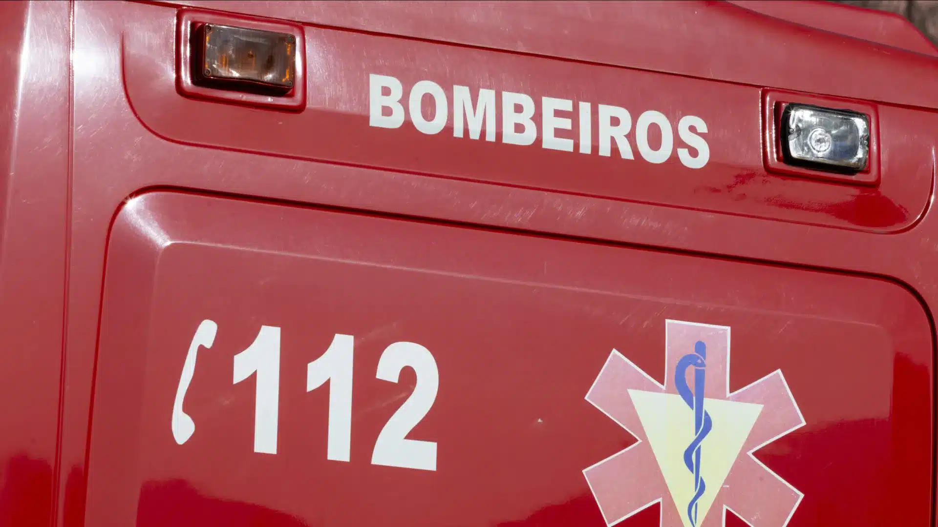 Incendie dans un immeuble cause un mort et 31 personnes déplacées à Alcobaça.