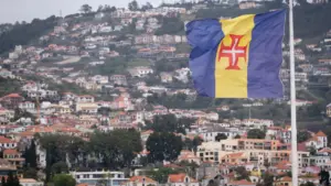 JPP critique le Gouvernement de Madère pour des dettes de milliers envers le personnel de santé.