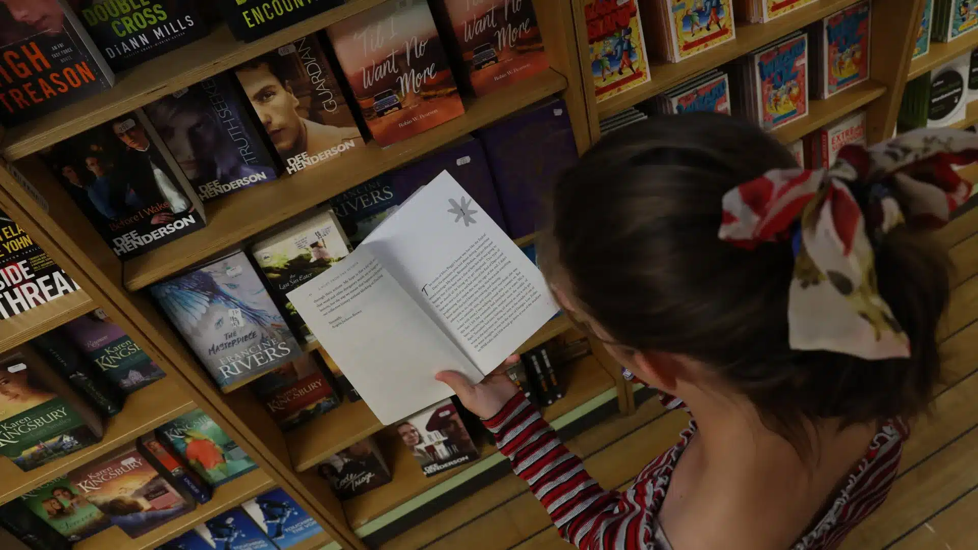 La bibliothèque flottante de l'organisation humanitaire GBA Ships accoste à Dili.