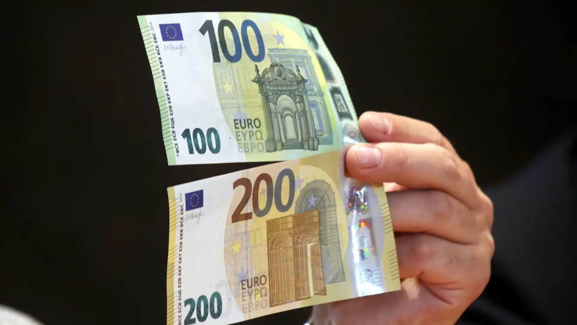 La Bulgarie devient aujourd'hui le 21e pays à adopter l'euro en période de crise politique.