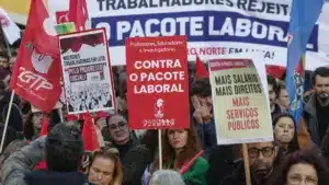 La CGTP a soumis 190 000 signatures contre le paquet de réformes du travail au gouvernement.