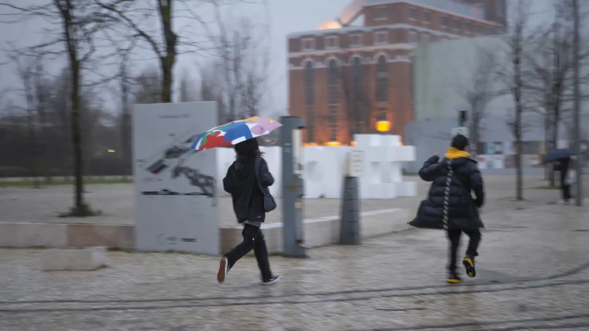 La dépression Ingrid est arrivée (mais le mauvais temps va encore empirer). Qu'est-ce qui arrive ?