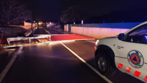 La femme enregistre le moment où sa maison est complètement détruite par Kristin.