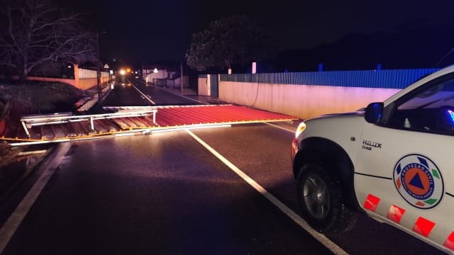 La femme enregistre le moment où sa maison est complètement détruite par Kristin.