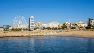 La grande roue de Figueira da Foz est tombée à cause des rafales de vent.