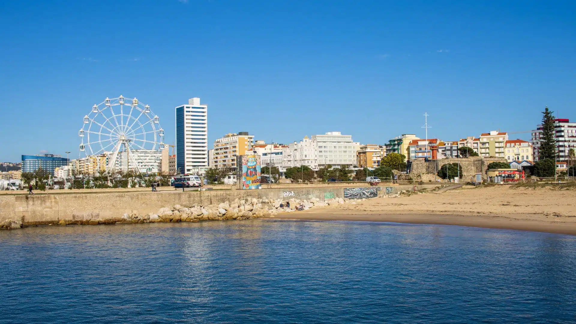 La grande roue de Figueira da Foz est tombée à cause des rafales de vent.