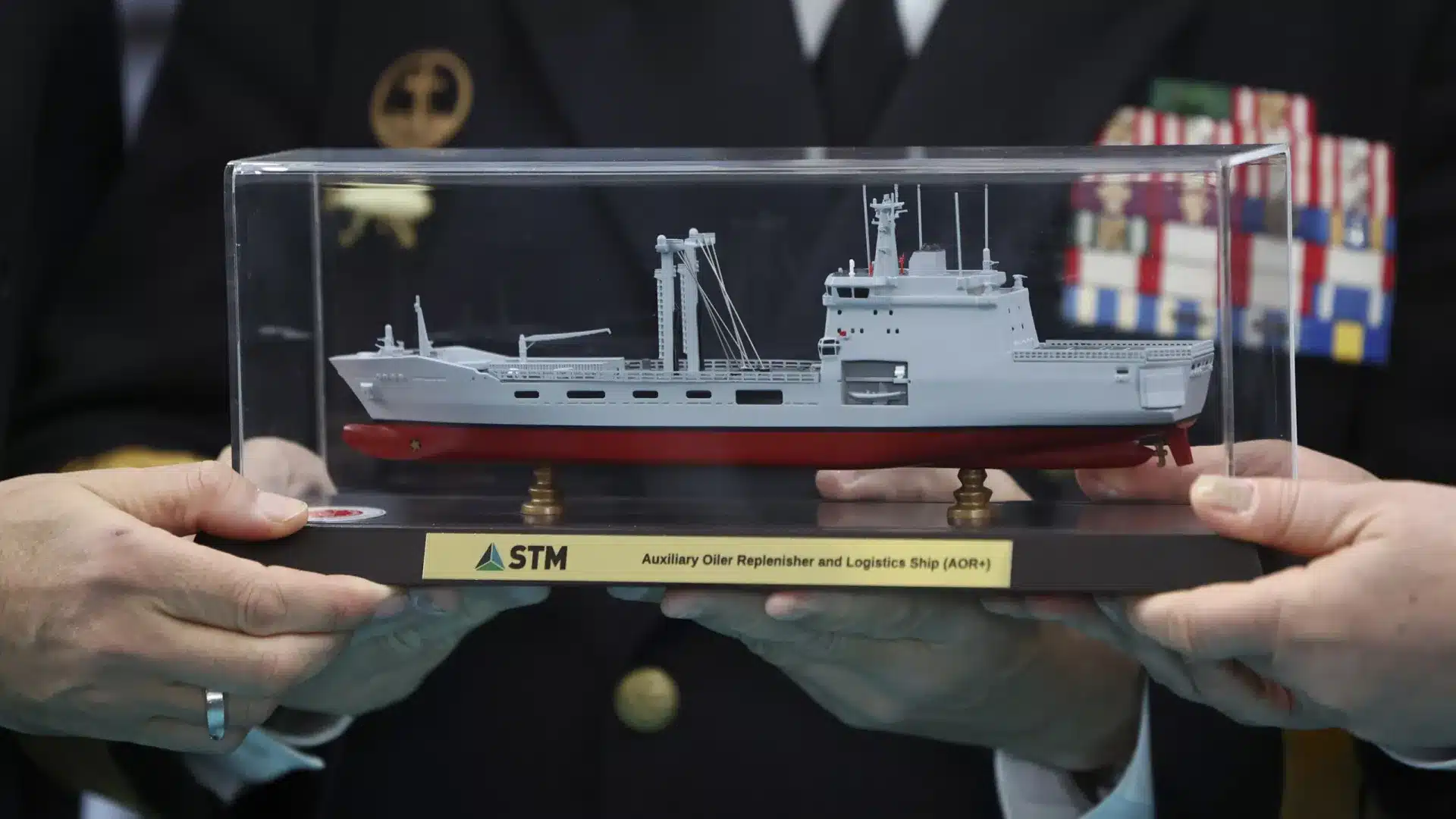 La marine a fait le "premier pas" dans la construction du navire qui emporte presque tout.