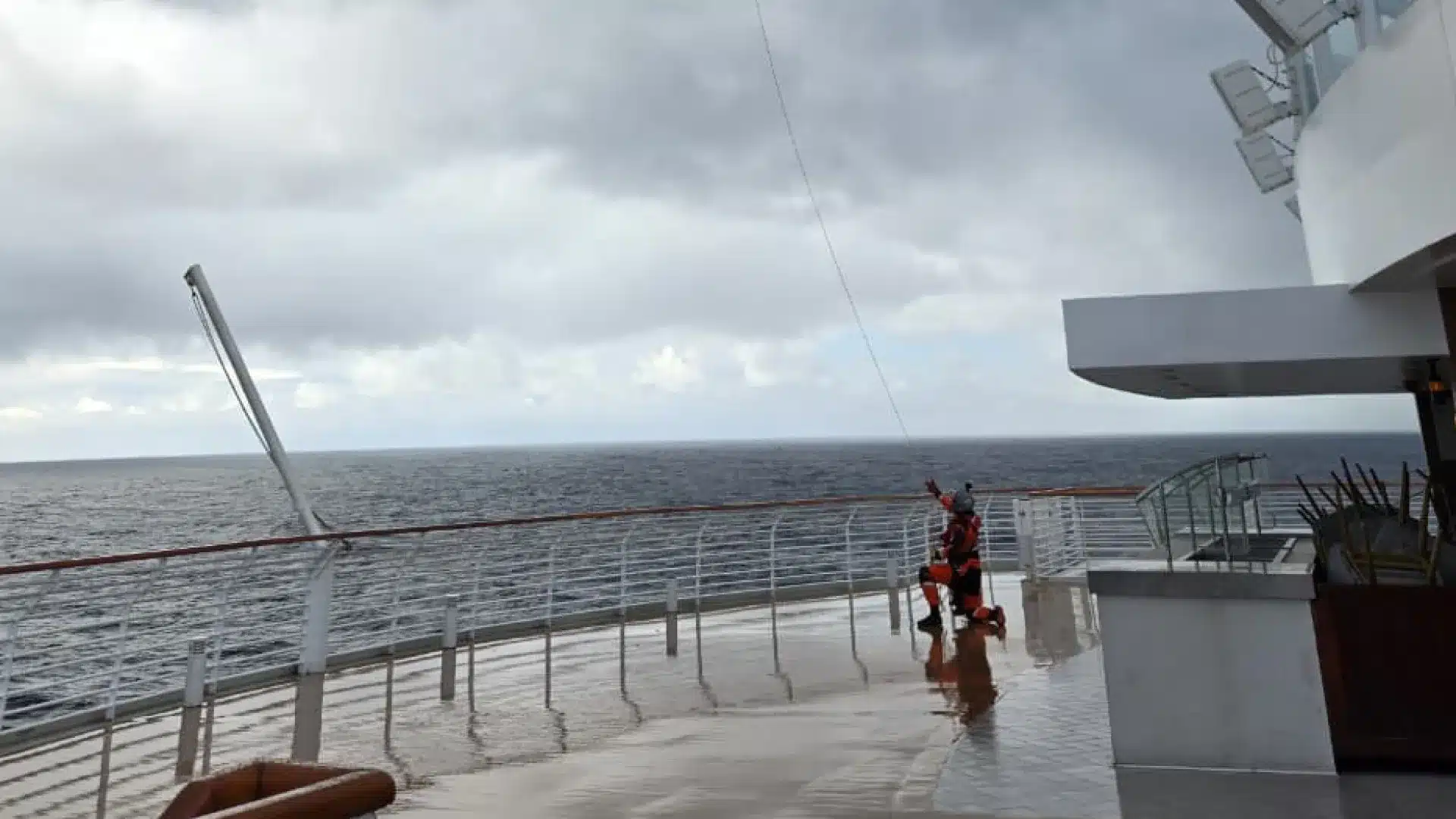 La Marine coordonne le sauvetage d'une Britannique âgée depuis un navire de croisière. Il y a une vidéo.