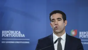 La ministre de la Présidence accuse le PS d'avoir gouverné "dans des nuages roses".