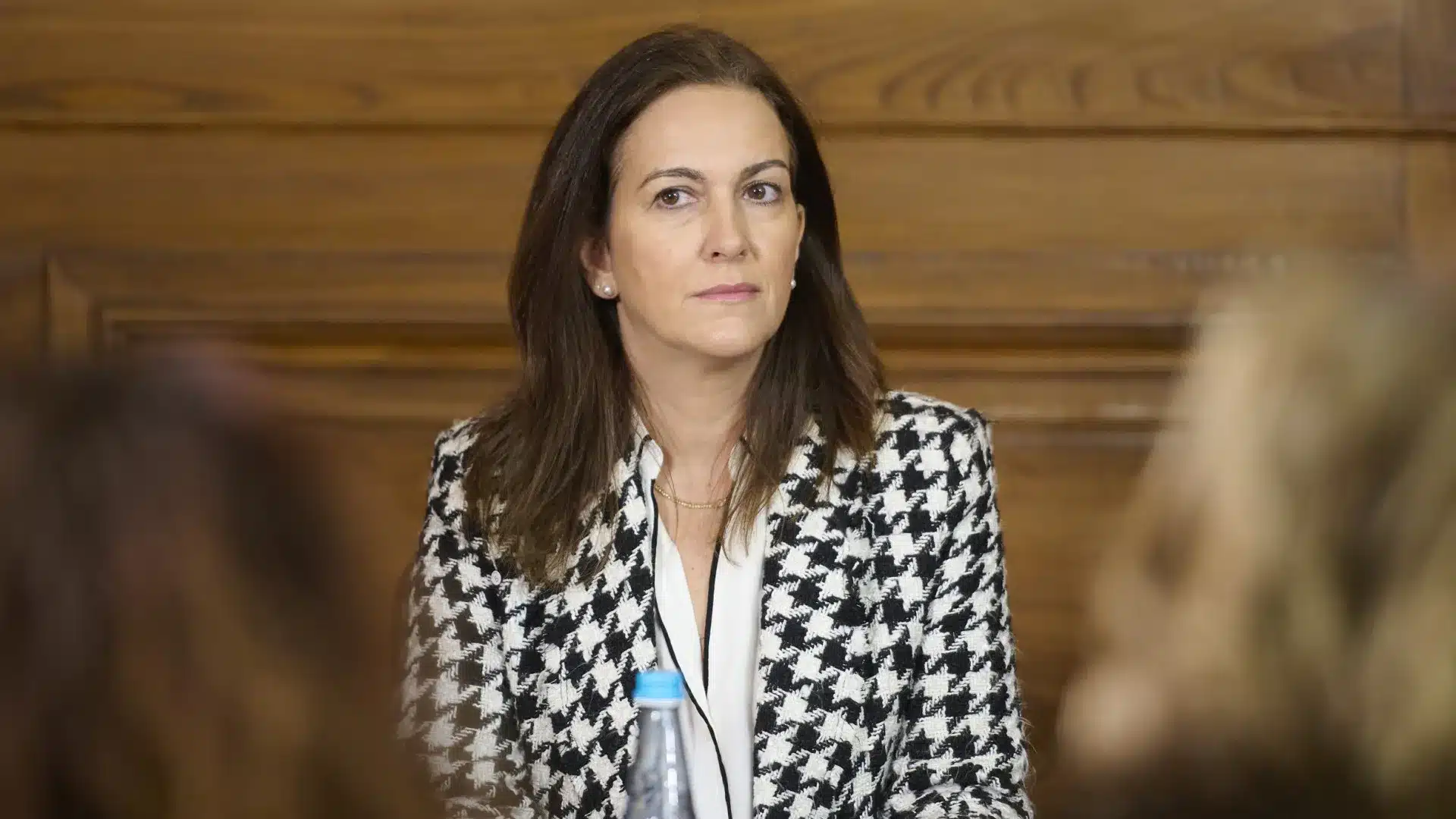 La ministre défend plus d'autonomie pour les détenus de Linhó et espère la fin de la grève.