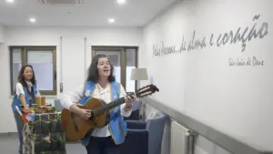 La musique dans les hôpitaux fait oublier la maladie à Candy. « Joie renforcée »