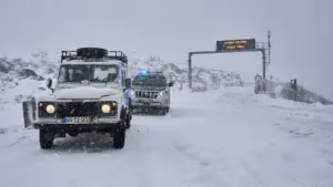 La neige continue de tomber et ferme des routes dans la Serra da Estrela.