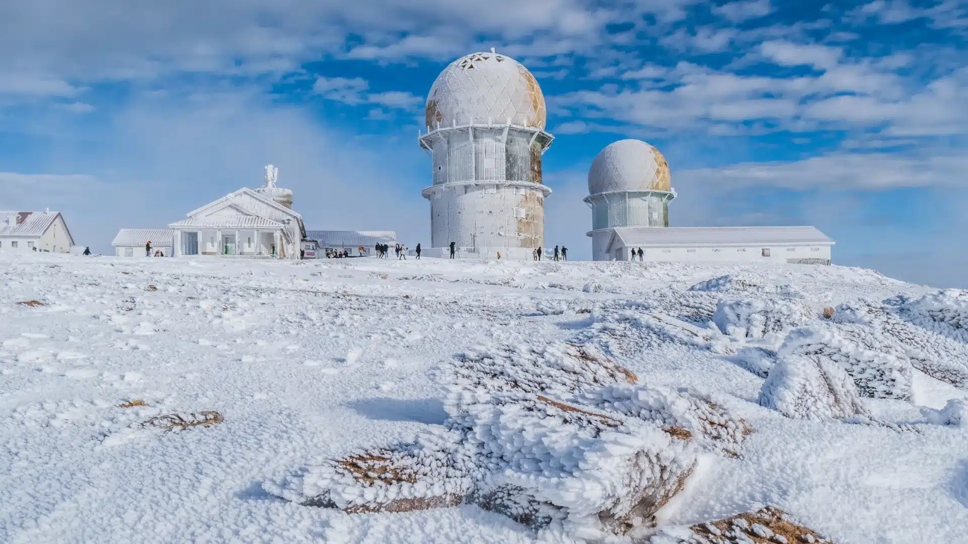 La neige ferme la route qui traverse le massif central de la Serra da Estrela.