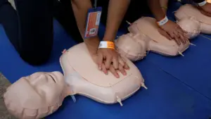 La position des bras affecte la qualité des manœuvres de réanimation.